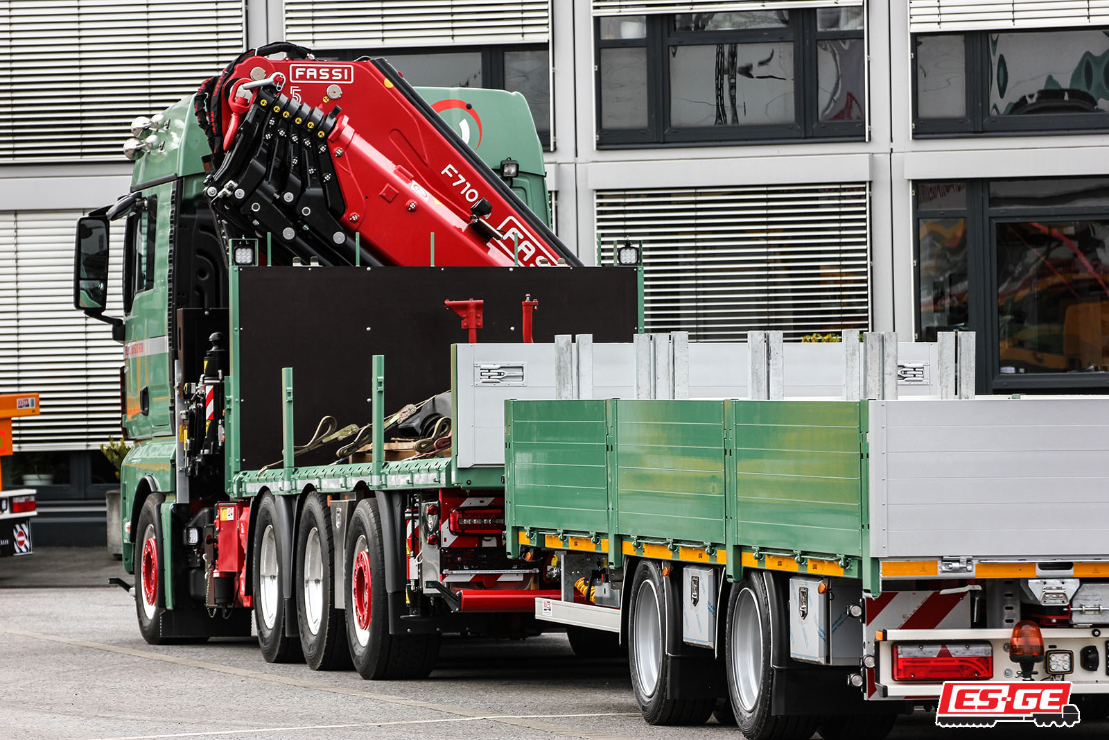 Timmerhaus-FASSI-crane-ES-GE-trailer-2