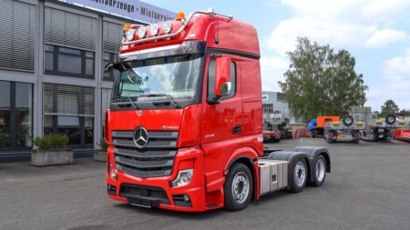 Brand new: ACTROS 2748