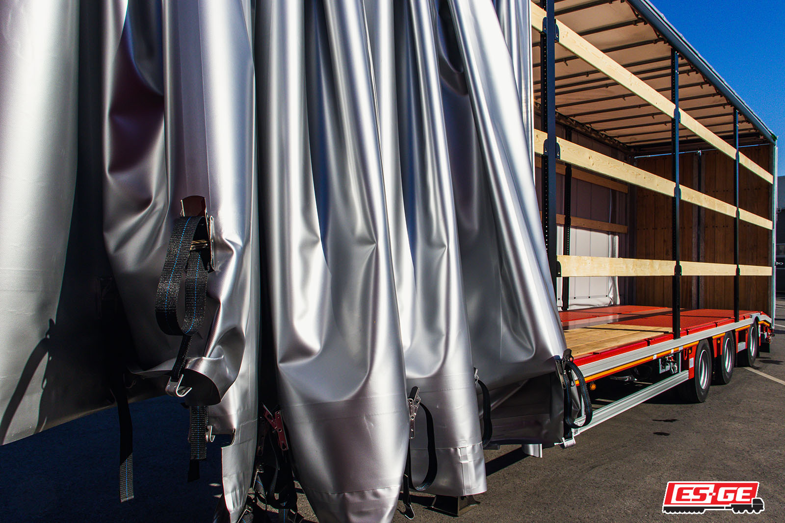 MAX Trailer MAX100 with tarpaulin opened