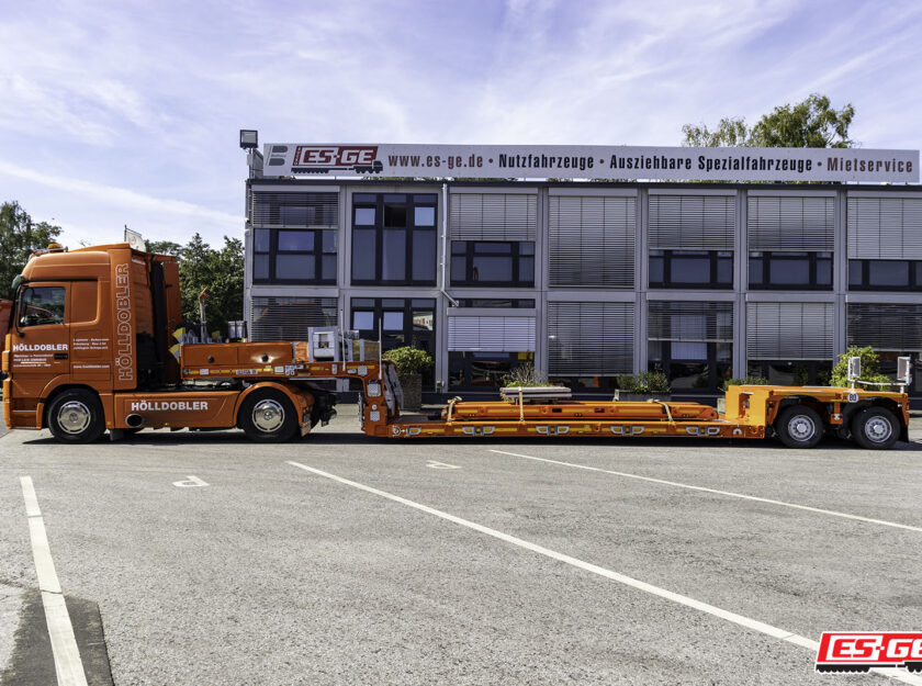 Kompletter Zug von Hölldobler. Sattelzugmaschine mit Faymonville MegaMAX auf dem Gelände der ES-GE.