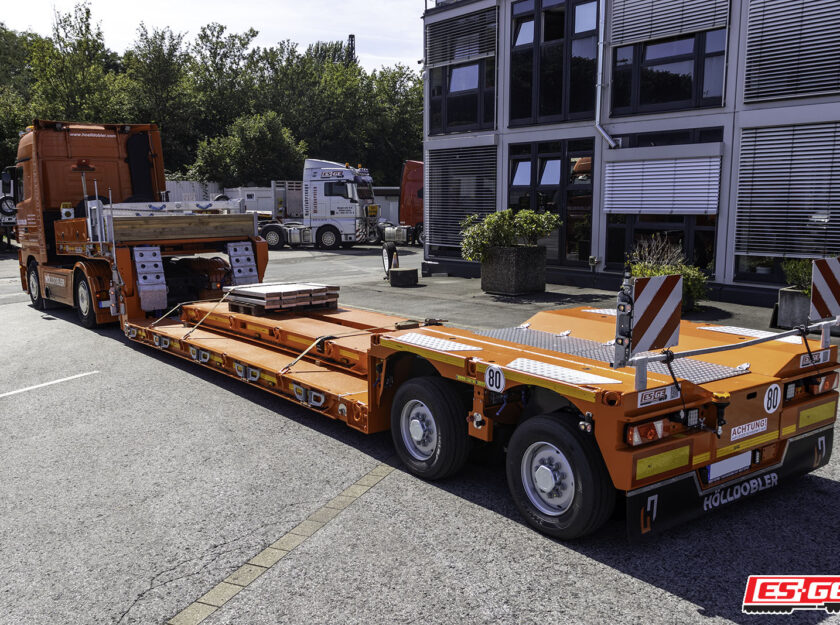 Kompletter Zug von Hölldobler. Sattelzugmaschine mit Faymonville MegaMAX mit Pendelachsen auf dem Gelände der ES-GE. Heckansicht