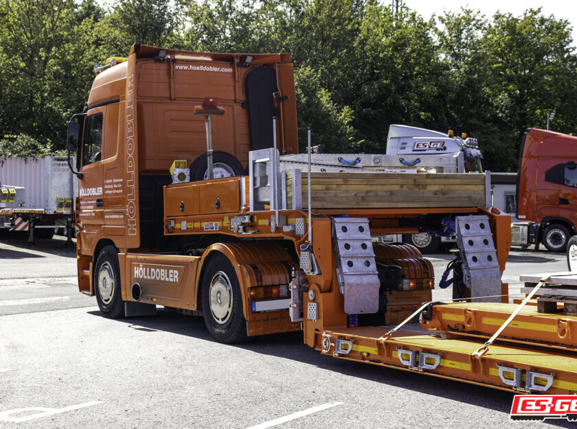 Kompletter Zug von Hölldobler. Sattelzugmaschine mit Faymonville MegaMAX mit Pendelachsen auf dem Gelände der ES-GE. Schwanenhals