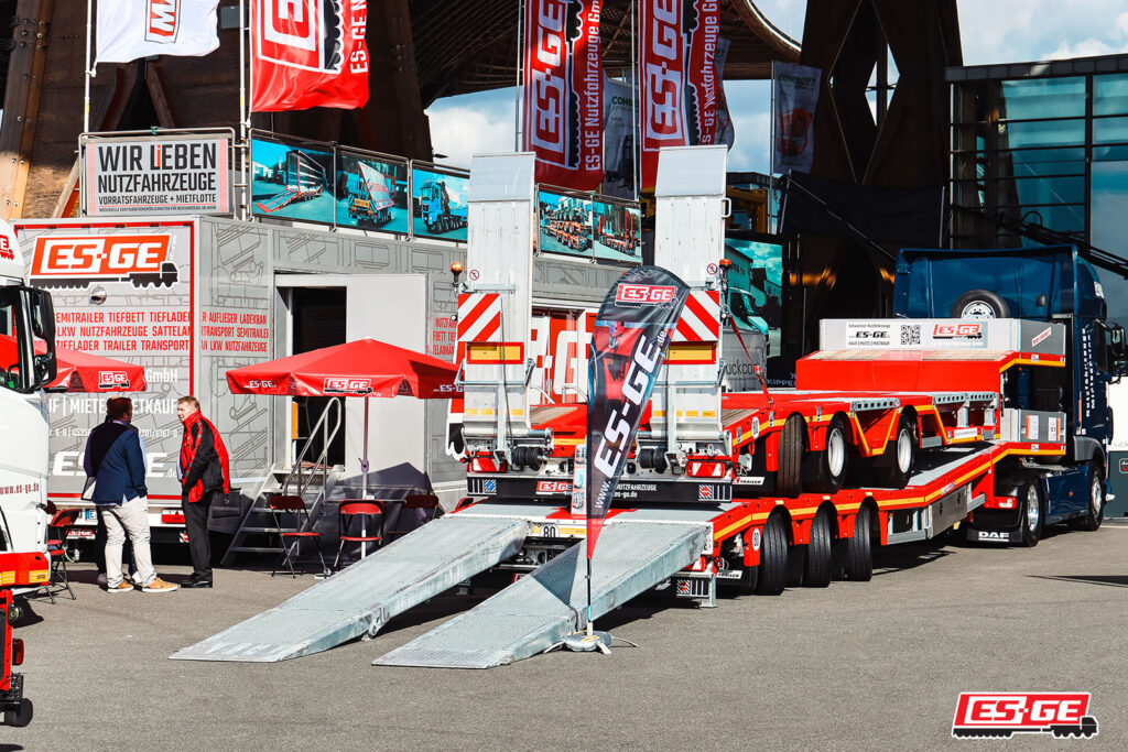 BAUMA und IAA Transportation Review Ansicht Messestand in Hannover mit Gästen