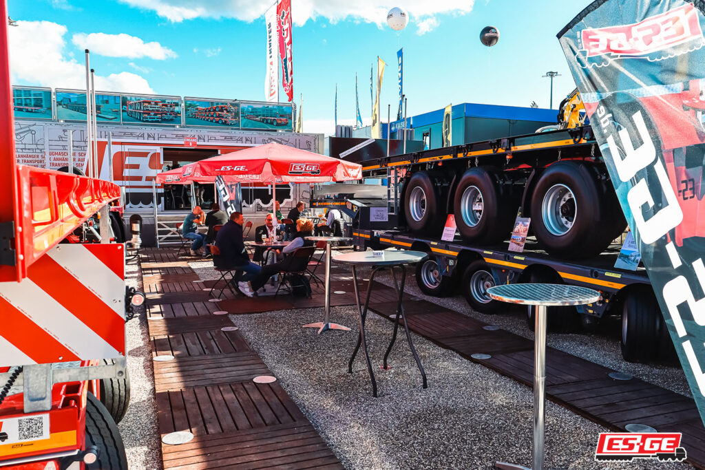 BAUMA und IAA Transportation Review Ansicht Messestand in München mit Gästen