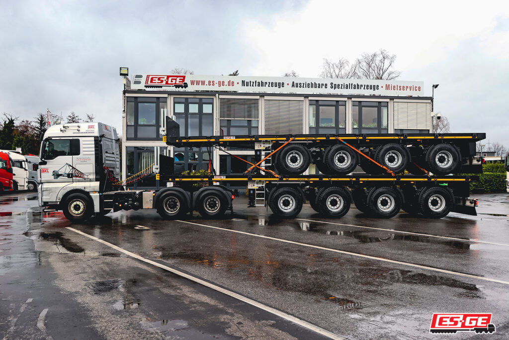 Kompletter Zug der BKL Baukran Logistik auf dem Gelände der ES-GE mit zwei Ballastaufliegern. Seitenansicht
