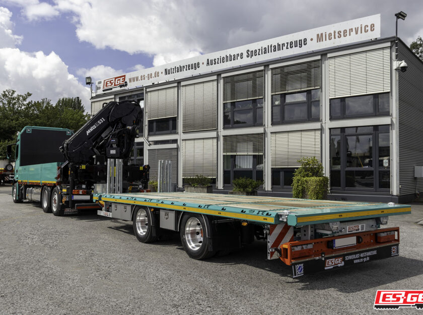 Kompletter Zug mit LKW mit Ladekran und Tandemanhänger der Marke ES-GE für Colossus Logistics