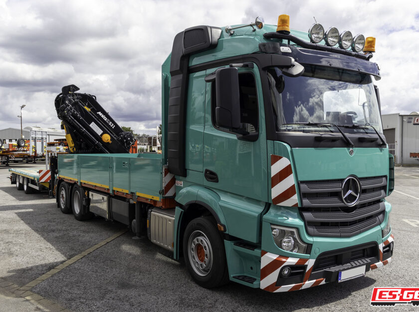 Kompletter Zug mit LKW mit Ladekran und Tandemanhänger der Marke ES-GE für Colossus Logistics