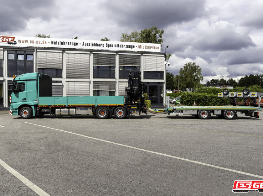 Kompletter Zug mit LKW mit Ladekran und Tandemanhänger der Marke ES-GE für Colossus Logistics