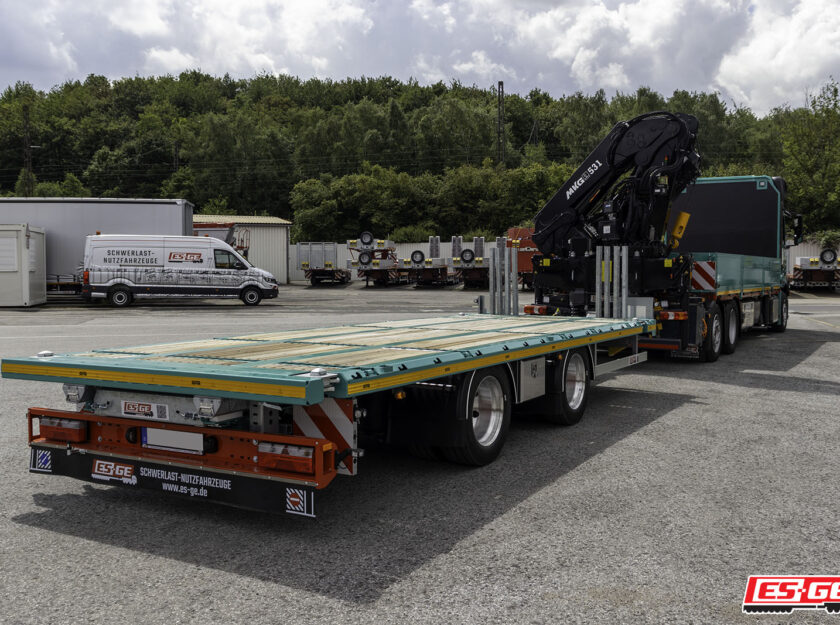 Kompletter Zug mit LKW mit Ladekran und Tandemanhänger der Marke ES-GE für Colossus Logistics. Tandemanhänger im Fokus