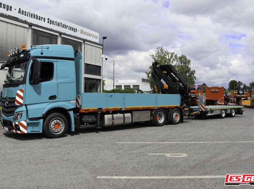 Kompletter Zug mit LKW mit Ladekran und Tandemanhänger der Marke ES-GE für Colossus Logistics