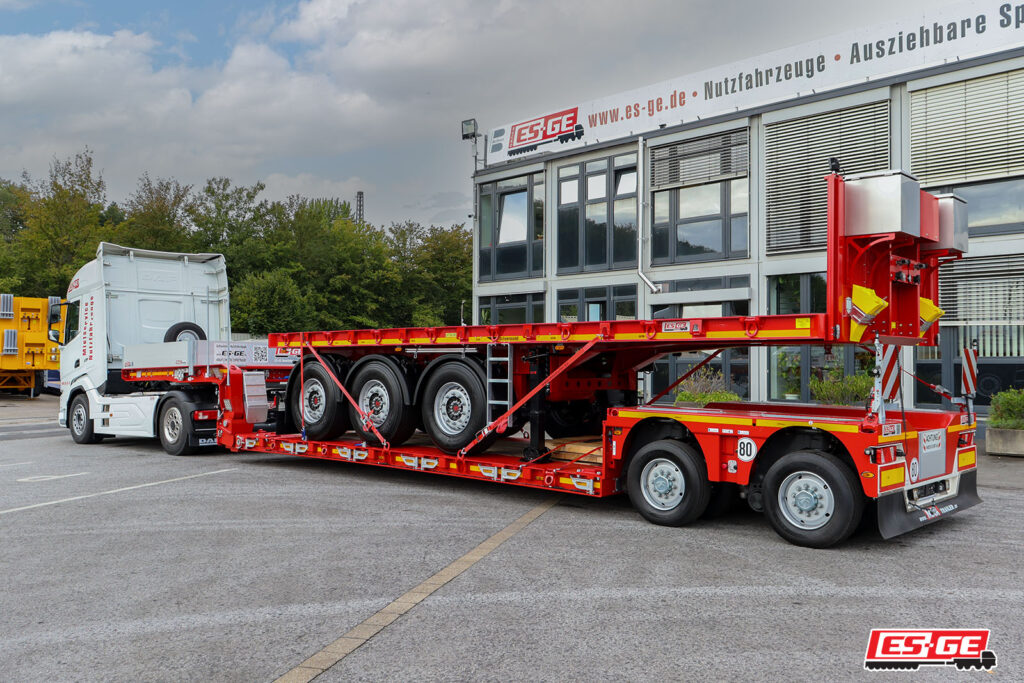 IAA Transportation 2022 ES-GE Messefahrzeuge SZM, Tiefbett und Ballastauflieger auf dem Gelände der ES-GE