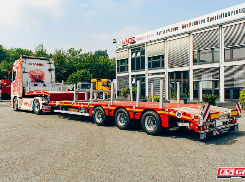 Kompletter Zug von FAST Logistik auf dem Gelände der ES-GE. Auslieferung eines MAX Trailer MAX110 Tiefladers. Heckansicht