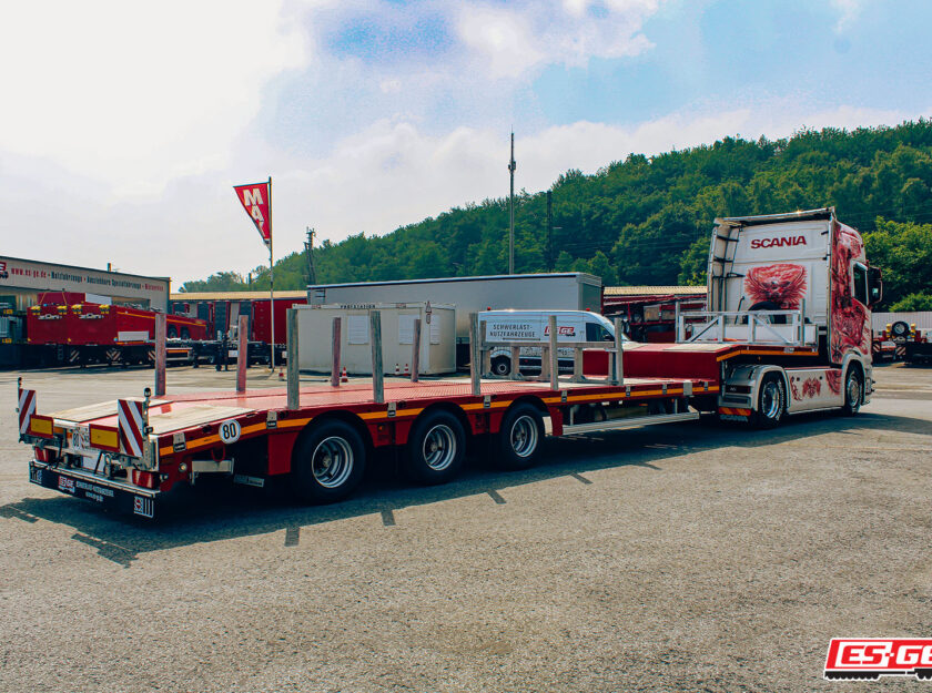 Kompletter Zug von FAST Logistik auf dem Gelände der ES-GE. Auslieferung eines MAX Trailer MAX110 Tiefladers. Seitenansicht