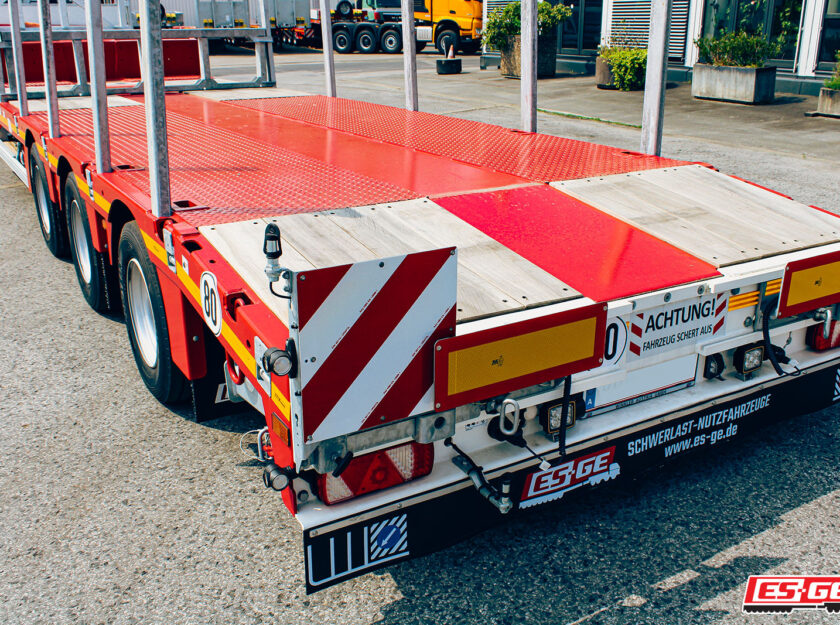 Kompletter Zug von FAST Logistik auf dem Gelände der ES-GE. Auslieferung eines MAX Trailer MAX110 Tiefladers. Ladefläche mit Abschrägung am Heck