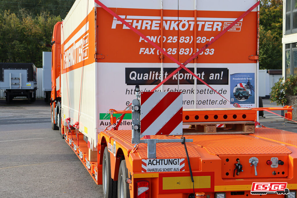 Auslieferung an Fehrenkötter auf dem Gelände der ES-GE. Faymonville MegaMAX Tiefbettauflieger ausgeliefert. Heckansicht mit dem Fahrwerk im Fokus.