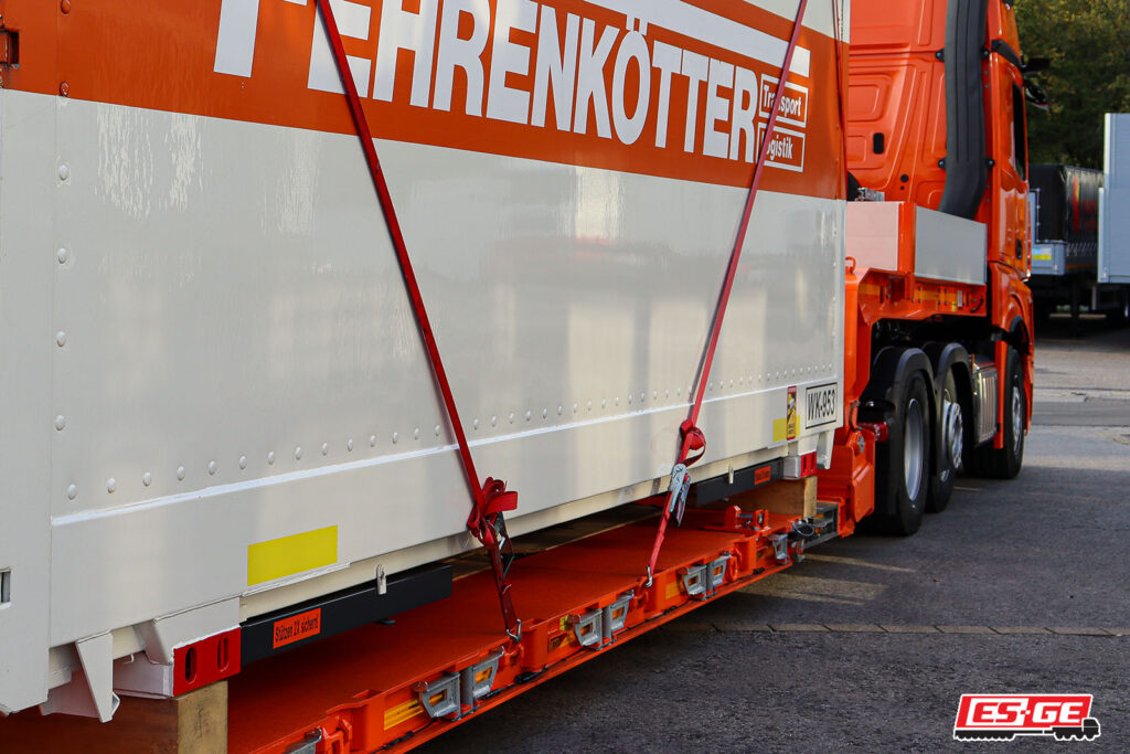 Auslieferung an Fehrenkötter auf dem Gelände der ES-GE. Faymonville MegaMAX Tiefbettauflieger ausgeliefert. Seitenansicht mit der Ladefläche im Fokus.