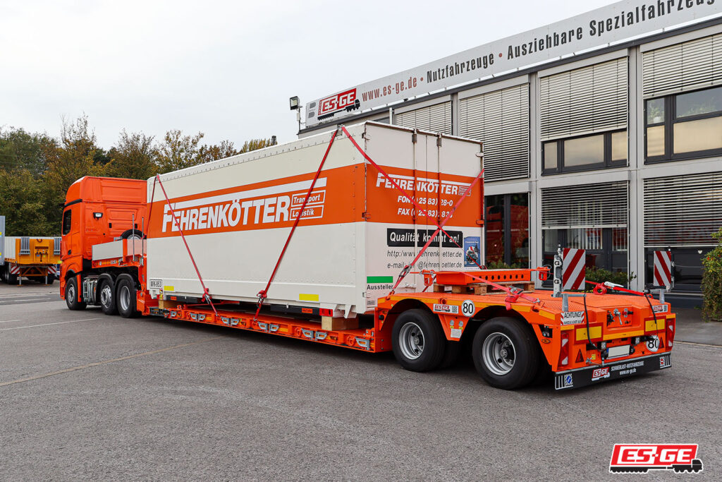 Auslieferung an Fehrenkötter auf dem Gelände der ES-GE. Faymonville MegaMAX Tiefbettauflieger ausgeliefert. Seitenansicht des kompletten Zuges vor dem Gebäude der ES-GE