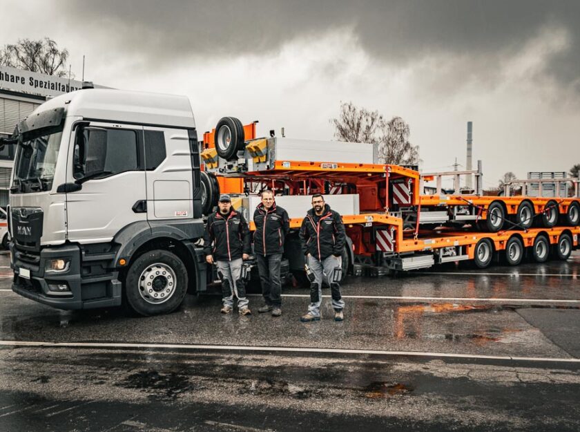 Krandienst Schulz erhält Paket mit mehreren Fahrzeugen auf dem Gelände der ES-GE. Satteltieflader im Fokus.