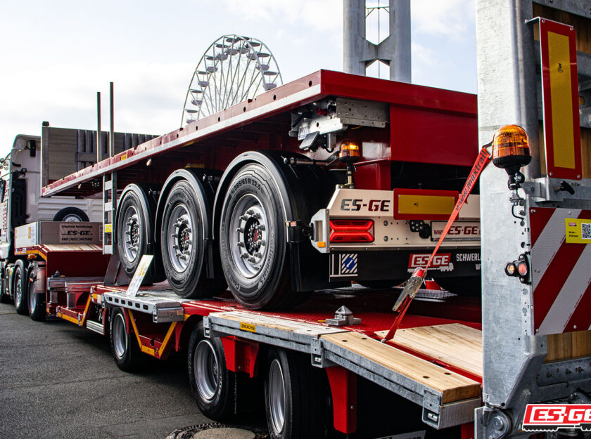 IAA Transportation Review ES-GE Nutzfahrzeuge Messestand im Freigelände Hannover Messe. ES-GE Ballastauflieger und MAX Trailer MAX100 Satteltieflader