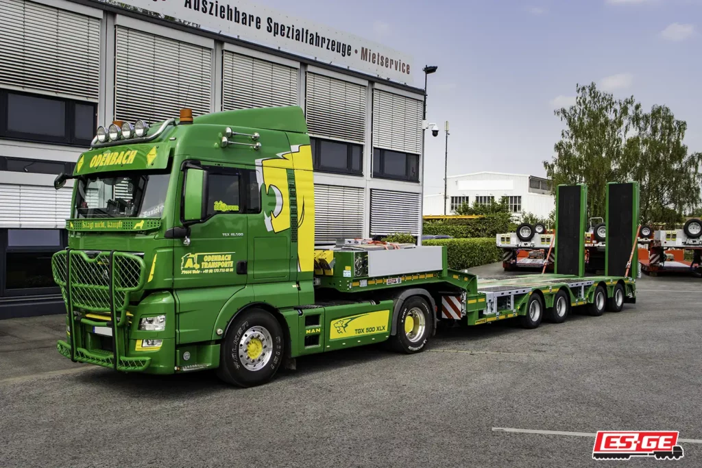 Odenbach Transporte Auslieferung eines 4-achsigen Satteltiefladers des Typs MultiMAX von Faymonville auf dem Gelände der ES-GE