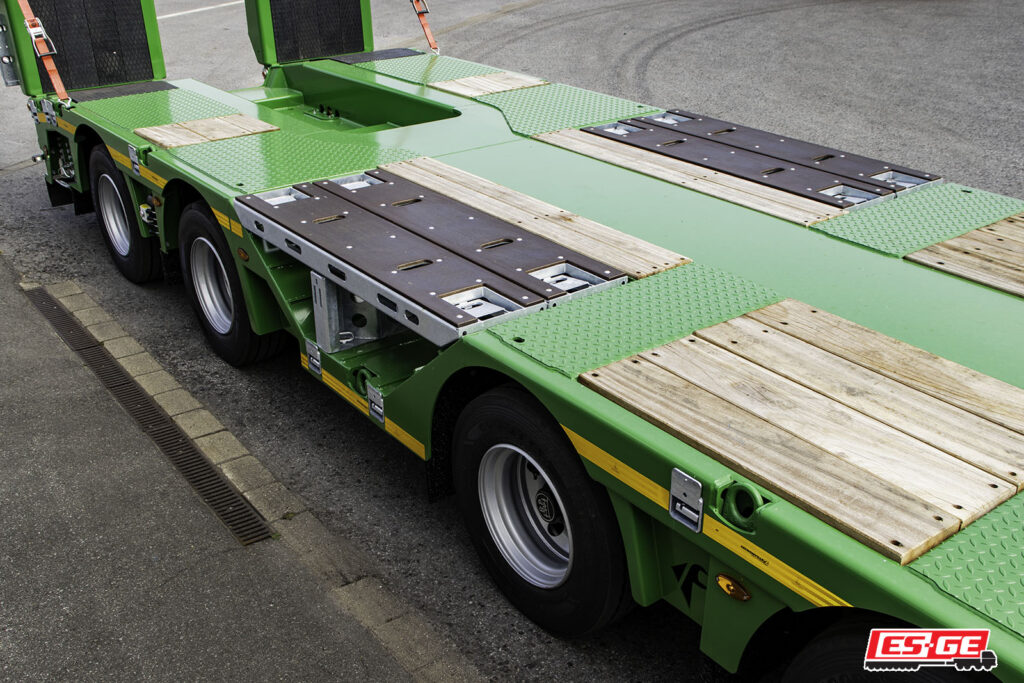 Odenbach Transporte Auslieferung eines 4-achsigen Satteltiefladers des Typs MultiMAX von Faymonville auf dem Gelände der ES-GE. Nahaufnahme der Ladefläche des Tiefladers.