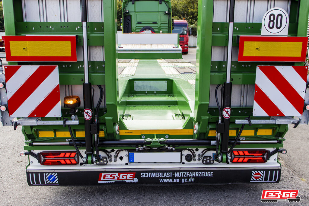 Odenbach Transporte Auslieferung eines 4-achsigen Satteltiefladers des Typs MultiMAX von Faymonville auf dem Gelände der ES-GE. Heckansicht zwischen den Rampen hindurch mit Blick auf die Ladefläche.