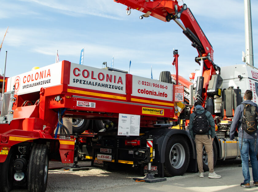 Sattelzugmaschine von Mercedes-Benz mit Ladekran von FASSI auf dem Messestand der ES-GE auf der BAUMA 2025