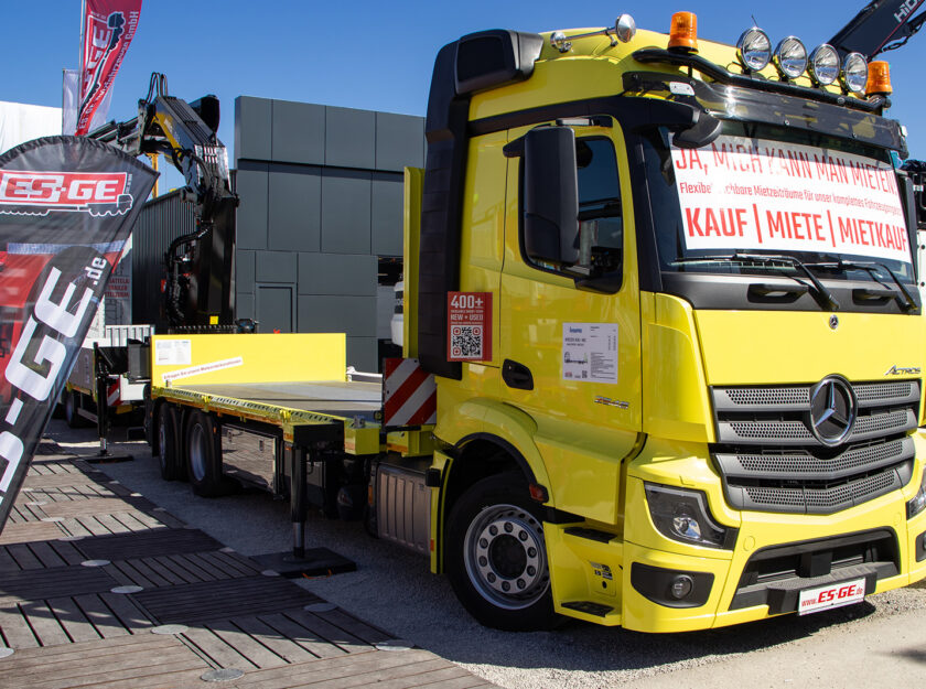 Mercedes-Benz LKW mit Ladekran von MKG mit Pritschenaufbau