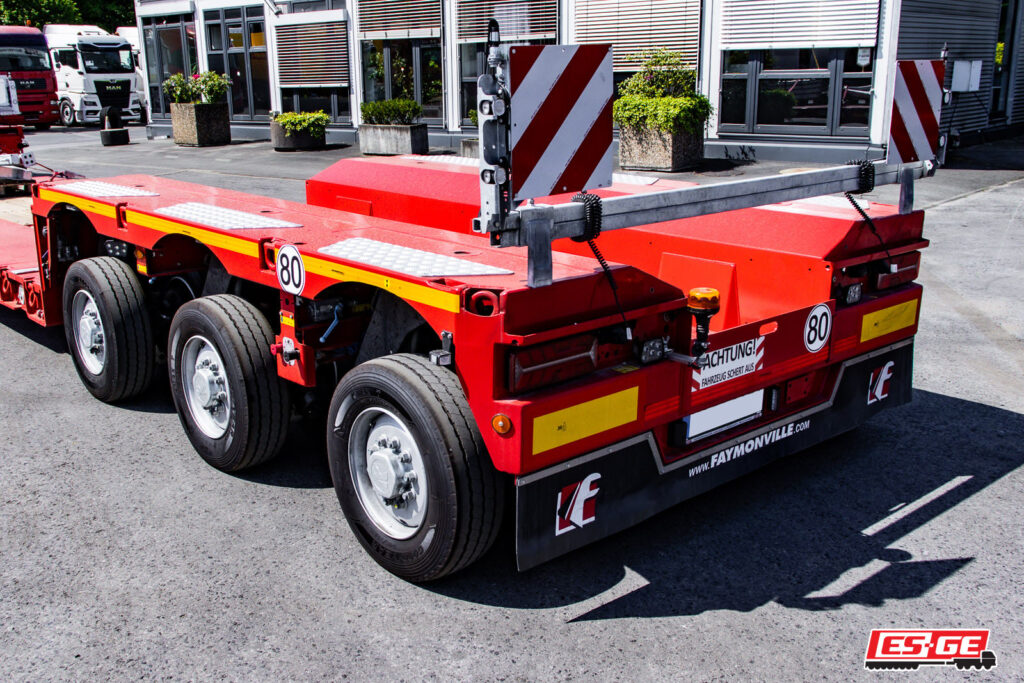 Hinteres Fahrwerk mit Pendelachsen der Tiefbettkombination des Typs Faymoville GigaMAX 1+3.