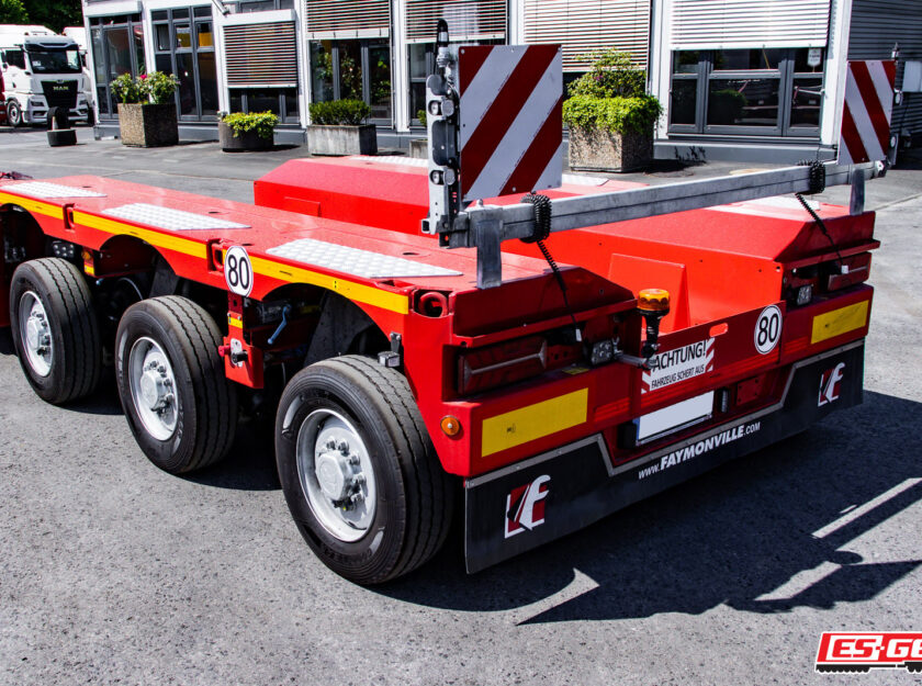 Hinteres Fahrwerk mit Pendelachsen der Tiefbettkombination des Typs Faymoville GigaMAX 1+3.