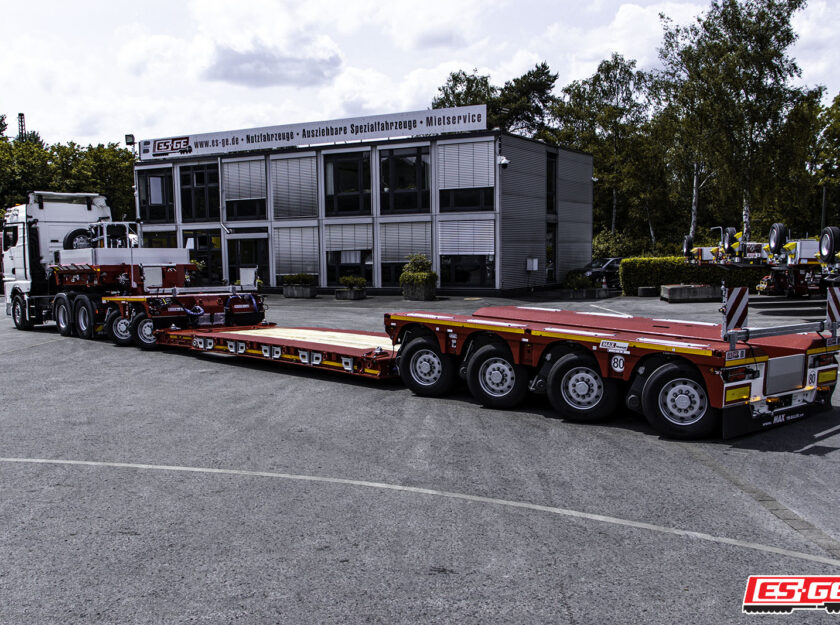 2+4 MAX Trailer MAX710 mit MAN Sattelzugmaschine vor dem Gebäude der ES-GE