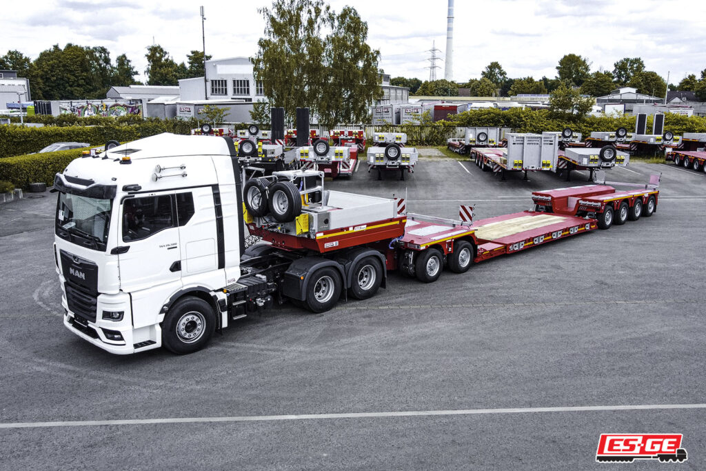 Drohnenaufnahme des MAX Trailer MAX710 mit MAN Sattelzugmaschine