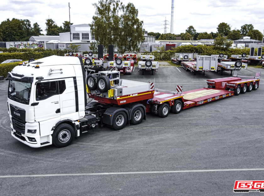Drohnenaufnahme des MAX Trailer MAX710 mit MAN Sattelzugmaschine