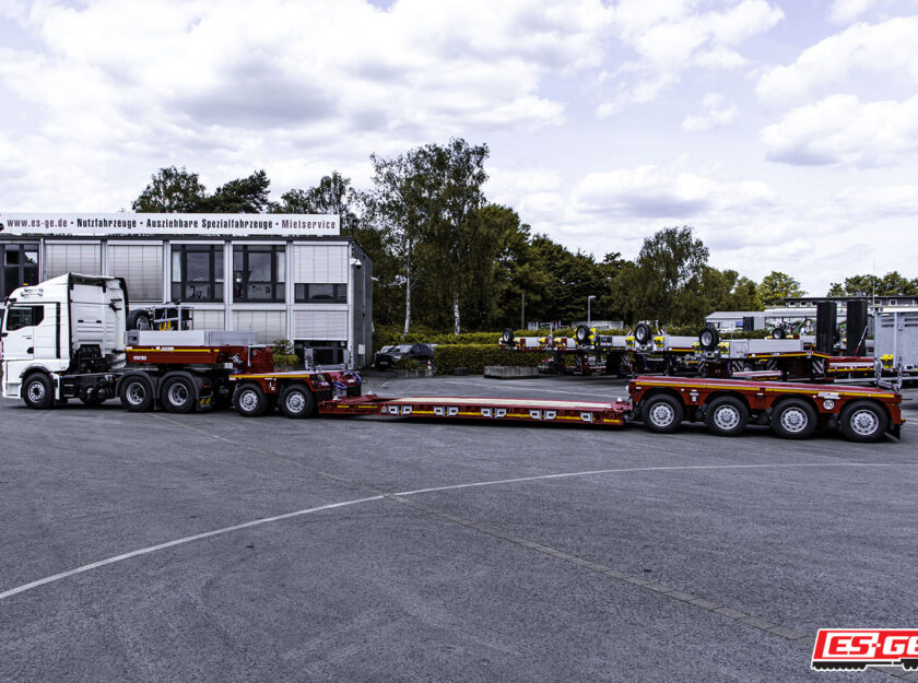 Kompletter Zug, bestehend aus MAN Sattelzugmaschine und MAX Trailer MAX710, aufgenommen von der Fahrerseite vor dem Gebäude der ES-GE