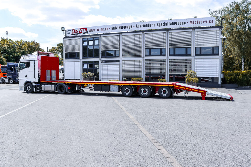 ES-GE Megatrailer mit Lowliner Sattelzugmaschine vor dem Gebäude der ES-GE. Hydraulisches Heck abgesenkt