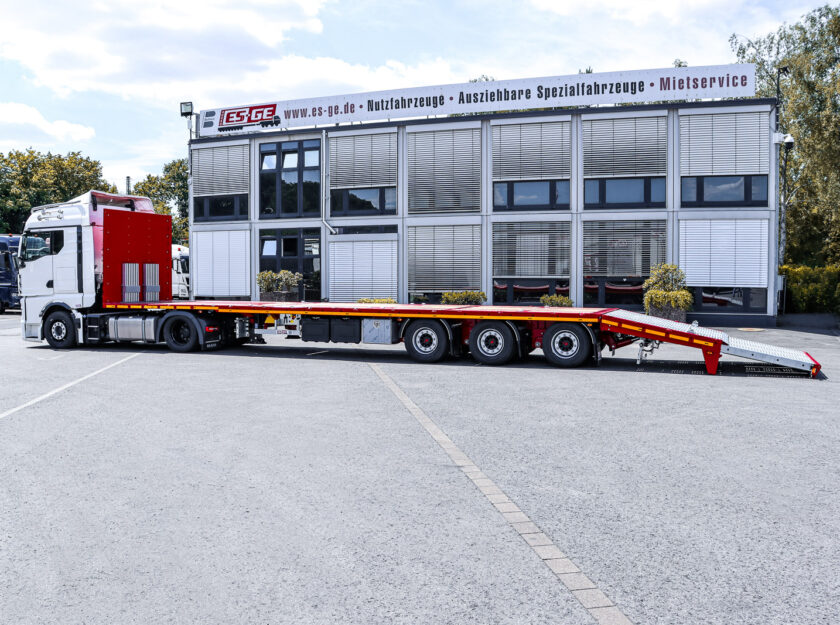 ES-GE Megatrailer mit Lowliner Sattelzugmaschine vor dem Gebäude der ES-GE. Hydraulisches Heck abgesenkt