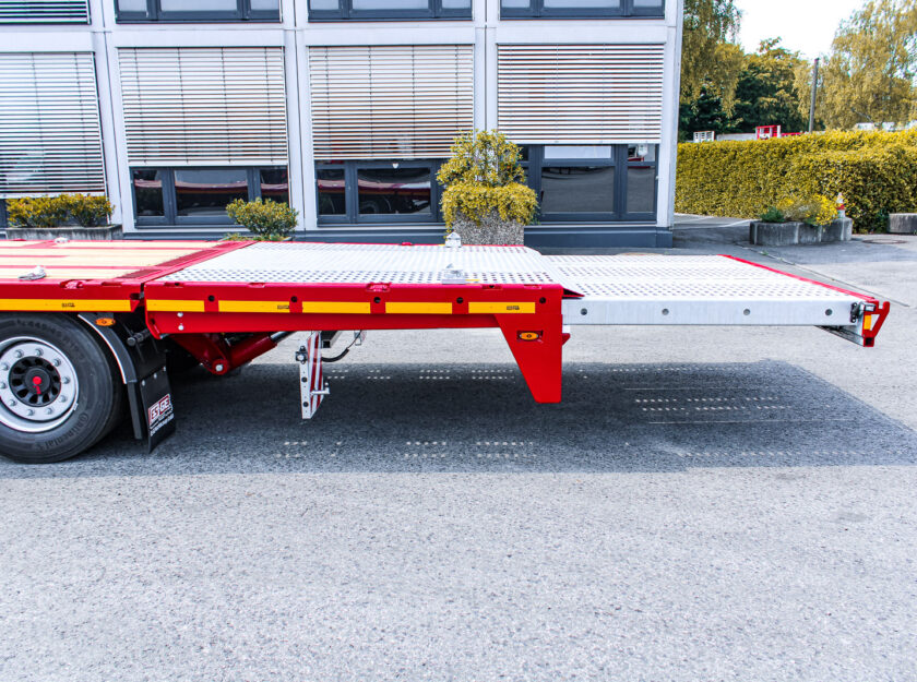 ES-GE Megatrailer mit absenkbarem Heck. Detailansicht des Hecks von der Seite. Ladefläche gerade.