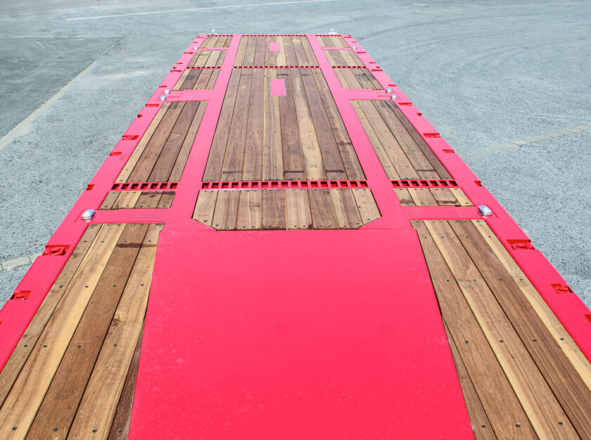 ES-GE Megatrailer mit absenkbarem Heck. Detailansicht der Ladefläche mit Holzboden.