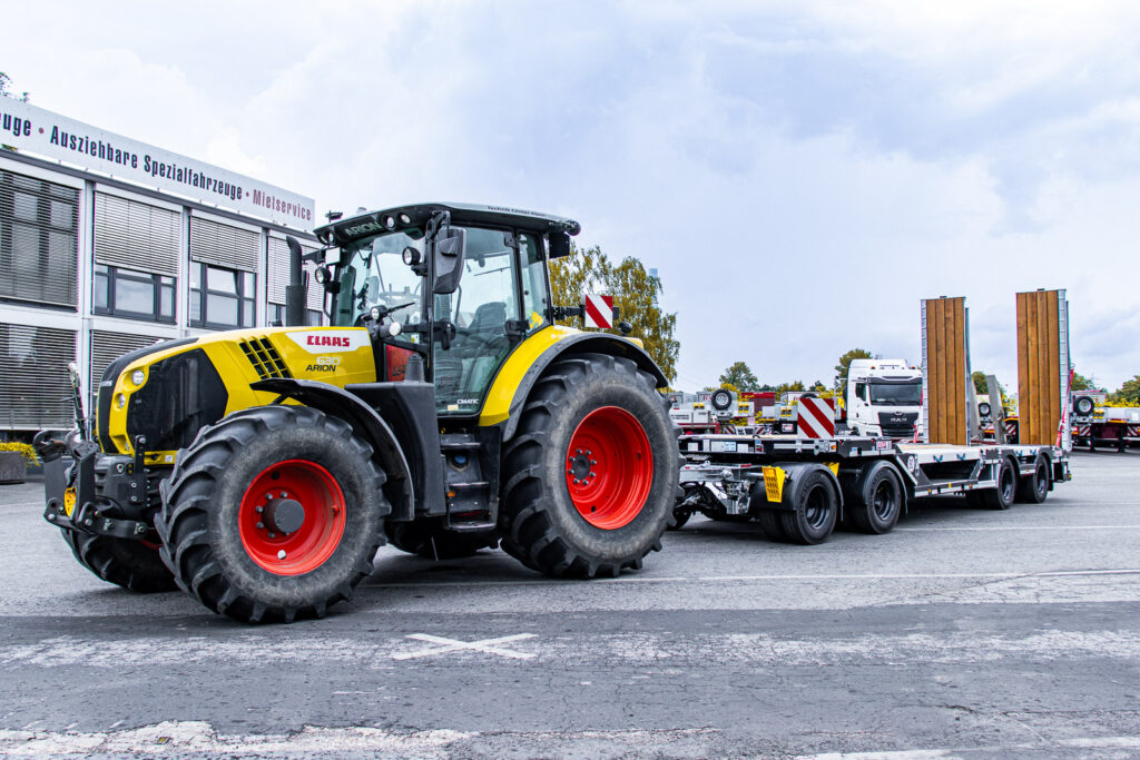 Ebert-Erdbau Claas Traktor mit 4-achsigem Tiefladeanhänger von Schwarzmüller auf dem Gelände der ES-GE