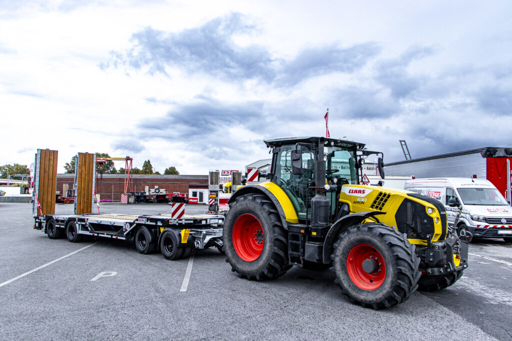 Ebert-Erdbau Claas Traktor mit 4-achsigem Tiefladeanhänger von Schwarzmüller auf dem Gelände der ES-GE, Ansicht von der Beifahrerseite