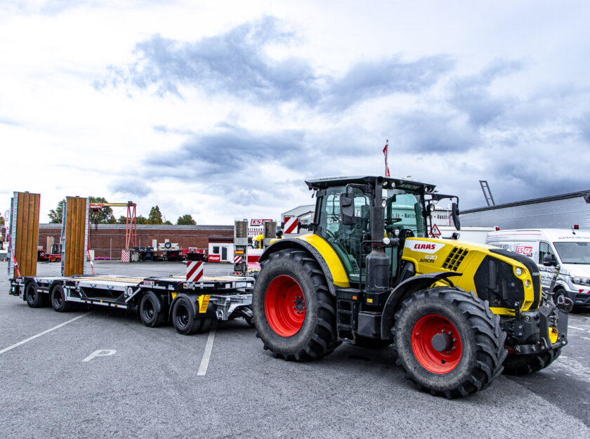 Ebert-Erdbau Claas Traktor mit 4-achsigem Tiefladeanhänger von Schwarzmüller auf dem Gelände der ES-GE, Ansicht von der Beifahrerseite