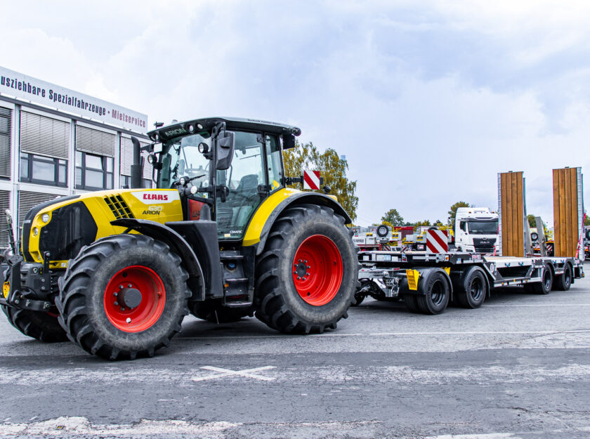 Ebert-Erdbau Claas Traktor mit 4-achsigem Tiefladeanhänger von Schwarzmüller auf dem Gelände der ES-GE