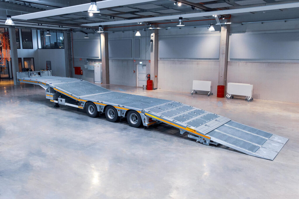 Faymonville MultiMAX PLUS mit Flipt-Tail-Rampe. 3-achsiger Satteltieflader mit Giterrostboden und anhebbarer Ladefläche. Rampe herabgelassen.