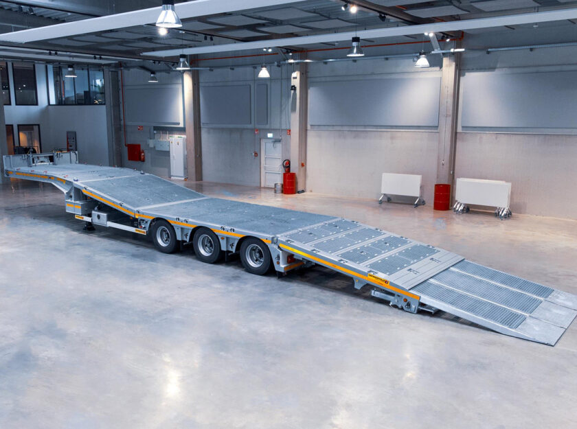 Faymonville MultiMAX PLUS mit Flipt-Tail-Rampe. 3-achsiger Satteltieflader mit Giterrostboden und anhebbarer Ladefläche. Rampe herabgelassen.