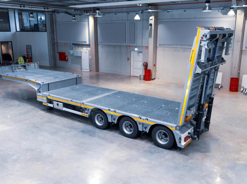 Faymonville MultiMAX PLUS mit Flipt-Tail-Rampe. 3-achsiger Satteltieflader mit Giterrostboden und anhebbarer Ladefläche. Rampe senkrecht.