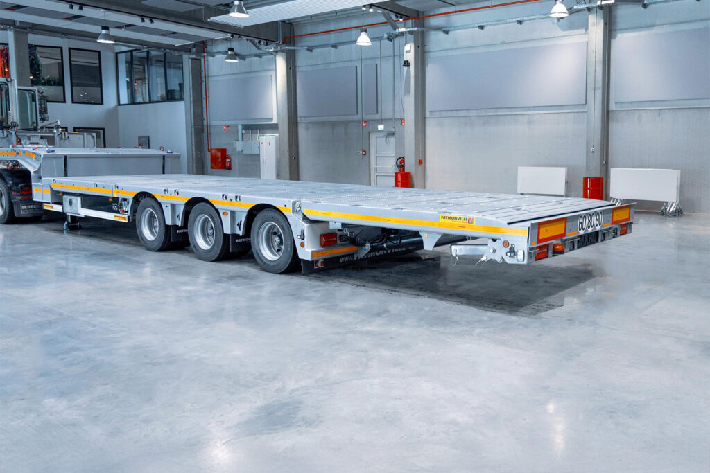 Faymonville MultiMAX PLUS mit Flipt-Tail-Rampe. 3-achsiger Satteltieflader mit Giterrostboden und anhebbarer Ladefläche. Rampe waagerecht.