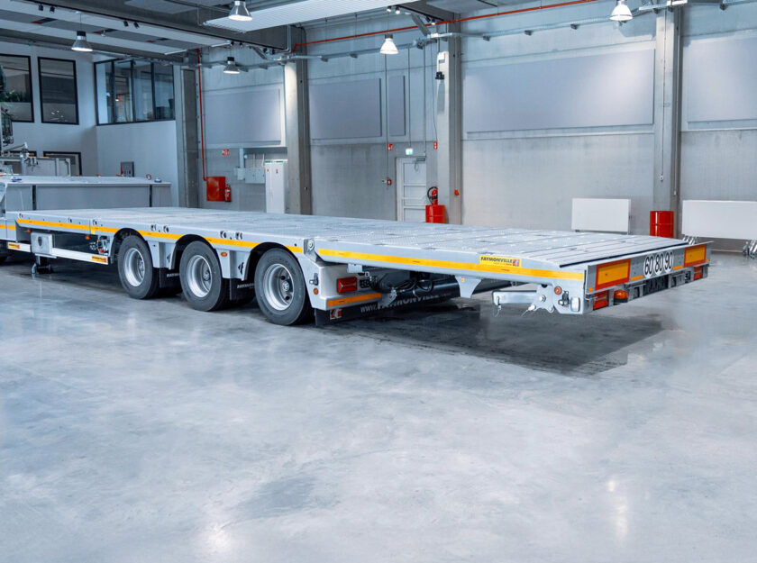 Faymonville MultiMAX PLUS mit Flipt-Tail-Rampe. 3-achsiger Satteltieflader mit Giterrostboden und anhebbarer Ladefläche. Rampe waagerecht.
