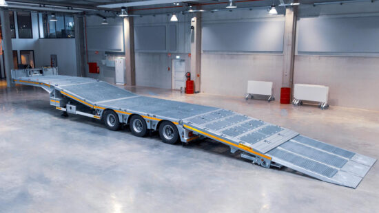 Faymonville MultiMAX PLUS mit Flip-Tail-Rampe. 3-achsiger Satteltieflader mit Giterrostboden und anhebbarer Ladefläche. Rampe herabgelassen. Titelbild der Seite