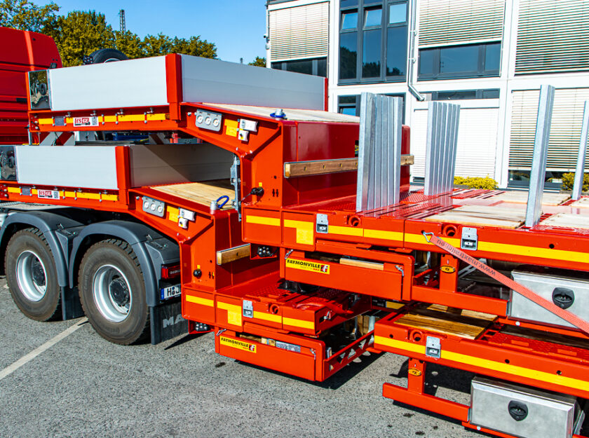 Faymonville MultiMAX mit vier Achsen. Auf der Ladefläche ein weiteres, identisches Fahrzeug. Detailansicht des Schwanenhalses.