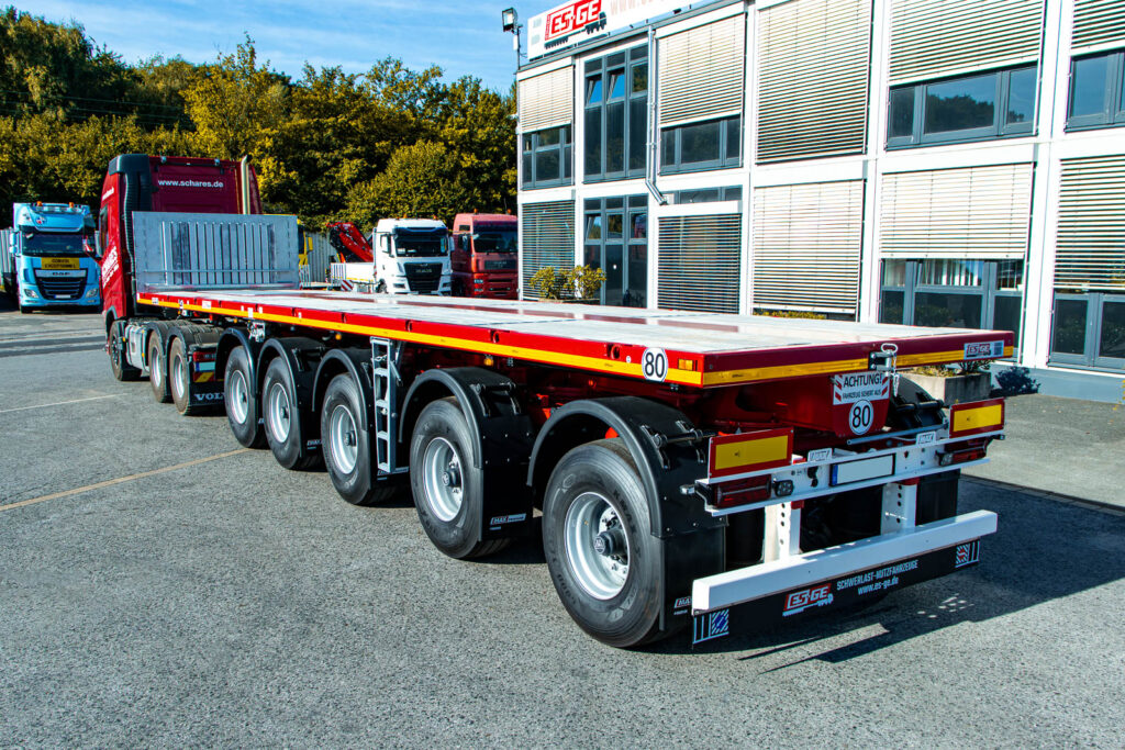 Sattelzugmaschine mit aufgesatteltem MAX Trailer MAX410 Ballastauflieger mit fünf Achsen. Heckansicht des Aufliegers.